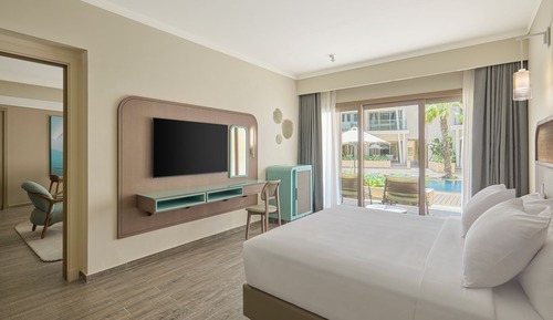 Suite, 1 King Bed, Pool View