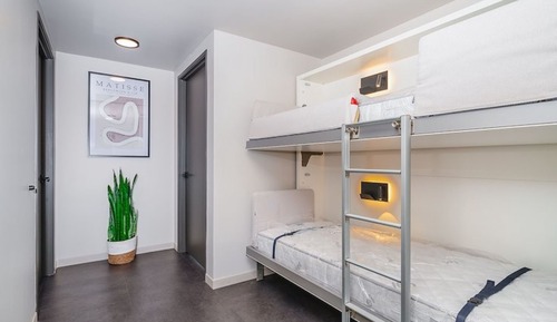 Deluxe 2 King Bedrooms, Multiple Beds, Sleeps 11ppl