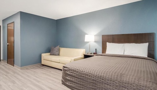 Queen Suite with Sofa and Dishwasher (Dishes/Cookware Included)