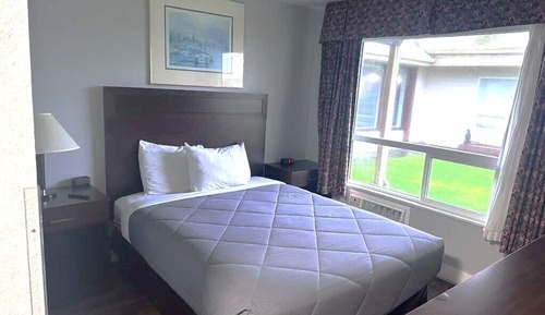 1 Queen Bed Accessible Non-Smoking