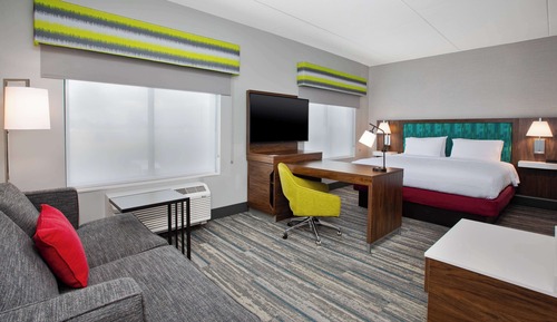 Studio, 1 King Bed, Refrigerator & Microwave (Wet bar)