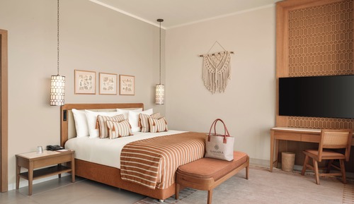 Grand Room, 1 King Bed, Pool View (Deluxe)