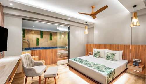 Holitel Plunge Pool Room