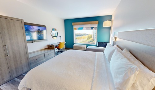 Suite, 1 King Bed, Accessible Bathtub (Communications, Mobility)