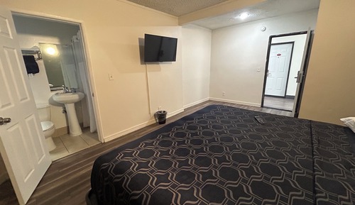 Basic Room, 1 King Bed