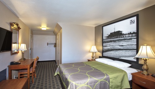 Standard Room, 1 Queen Bed, Non Smoking, Refrigerator & Microwave