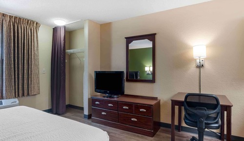 Studio (One Queen Bed, Non-Smoking)