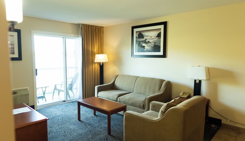 1 Bedroom 2 Queen Lakeview Family Suite - No Pets