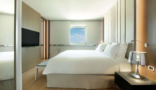 Club Suite, 1 King Bed (Club Lounge Access, Living Room)