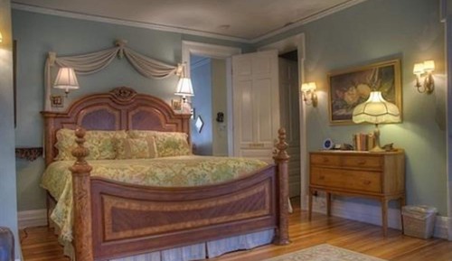 Deluxe Suite, 1 King Bed, Balcony