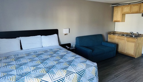 1 King Bed, Smoking