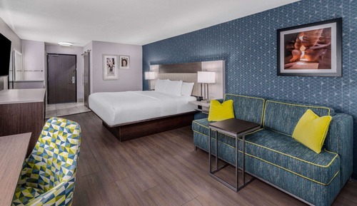 Deluxe Studio Suite, 1 King Bed, Non Smoking (Limited View)