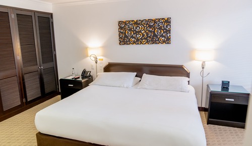 Business Suite, 1 King Bed, Kitchen