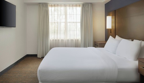 Suite, 2 Bedrooms (Mobility/Hearing Access, Roll-in Shwr)
