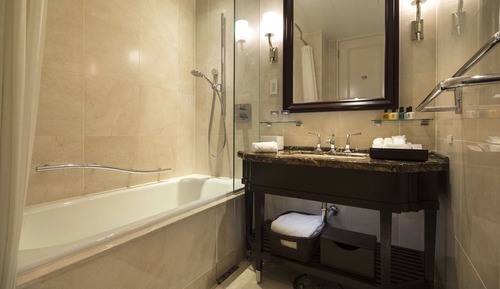 Classic Comfort Queen Room, Non-Smoking/ 26sqm (No view due to adjacent to Tokyo station platform)