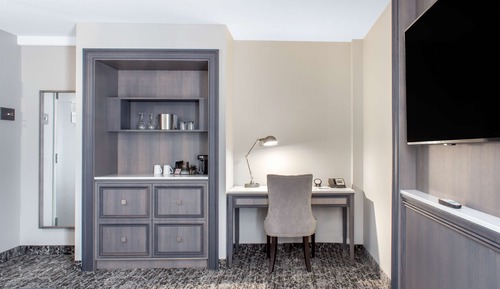 Suite, 1 King Bed, Non Smoking, River View (Monarch)
