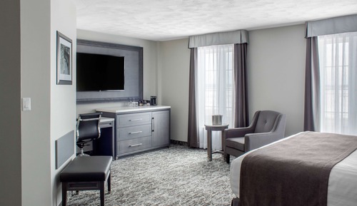Deluxe Room, 1 King Bed, Non Smoking (Street View, Upper Floor)