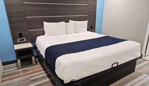 Room, 1 Queen Bed, Accessible, Non Smoking (Mobility/Hearing,roll-in shower)