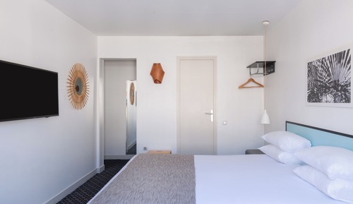 Eiffel Tower View Room - Complimentary soft minibar,courtesy tray, Chromecast and digital press