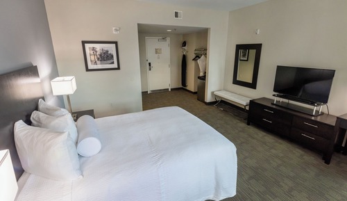 Deluxe Room, 1 Queen Bed, Accessible Bathtub
