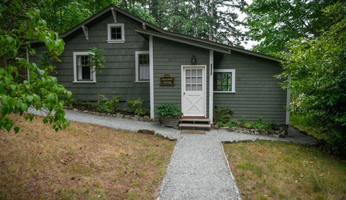 Churchill Cottage Up to 4 Person Occupancy - English Breakfast