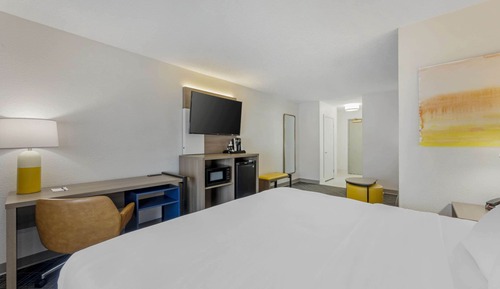 Studio Suite, 1 King Bed with Sofa bed, Non Smoking