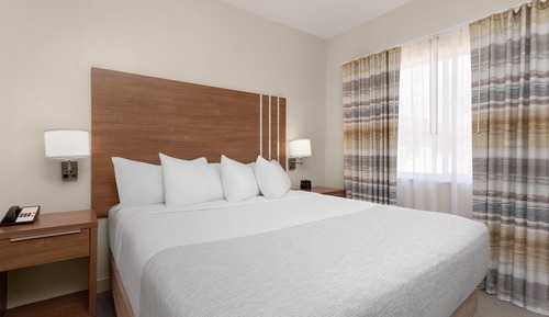 Studio Suite, 1 King Bed, Non Smoking, Pool View