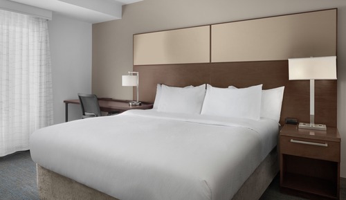 Suite, 1 Bedroom (Mobility/Hearing Access, Roll-in Shwr)