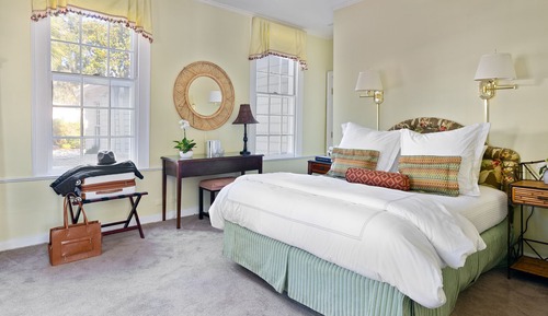 Room 9, Queen Room