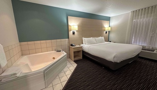 Standard Room, 1 King Bed, Accessible, Jetted Tub