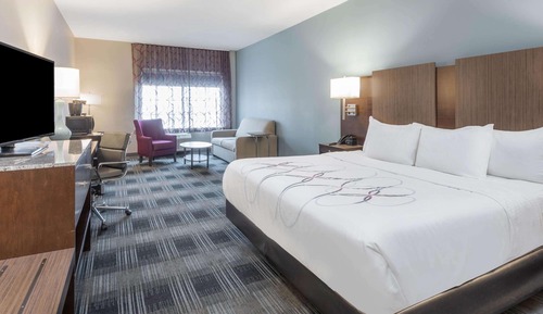 Deluxe Room, 1 King Bed, Accessible, Non Smoking (Bathtub w/ Grab Bars)