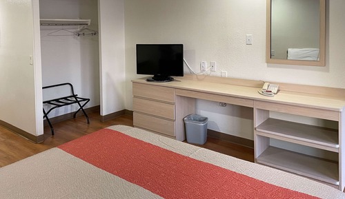 Deluxe Room, 1 Queen Bed, Non Smoking, Refrigerator & Microwave