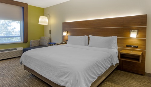 Standard Room, 1 King Bed, Transfer Shower (Mobility Accessible)