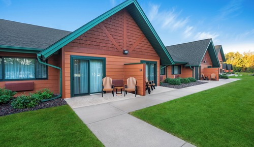 Suite, 2 Queen Beds, Lake View (Private Patio Access)