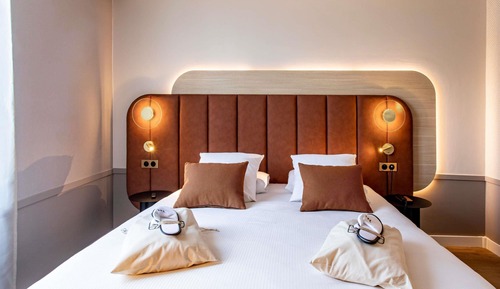 Suite, 1 King Bed with Sofa bed