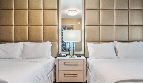 Deluxe Suite, 2 Queen Beds, Pool View