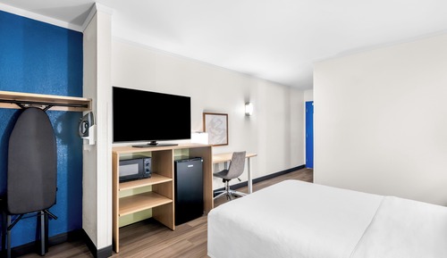 Room, 1 Queen Bed, Accessible (Mobility & Hearing, Roll-in Shower)