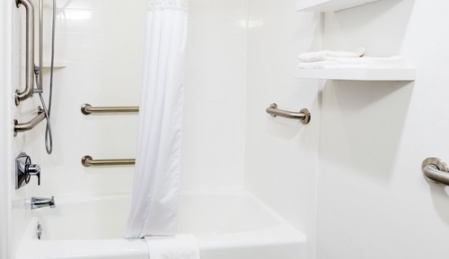 1 Queen Bed with Accessible Tub - ADA