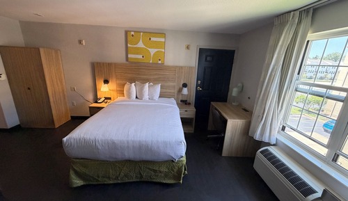 Suite, 1 Queen Bed with Sofa bed, Accessible (Mobility/Hearing Tub One Bedroom)