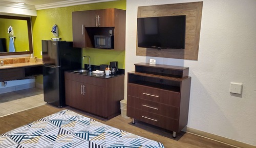 Standard Room, 1 Queen Bed, Non Smoking, Kitchenette