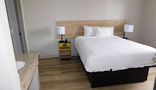 Standard Room, 1 Queen Bed