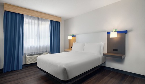Standard Room, 1 Queen Bed, Accessible Bathtub (Mobility)