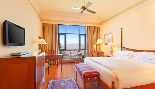 Premier Room, 1 King Bed, Valley View