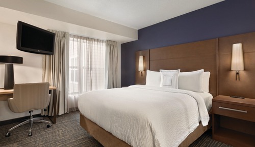 Suite, 2 Bedrooms (Mobility/Hearing Access, Roll-In Shwr)