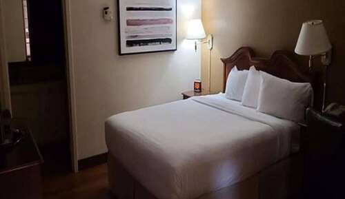 Standard Room, 1 Queen Bed, Non Smoking (Interior)