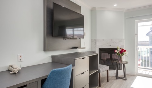 Room, 2 Queen beds, Street view Balcony