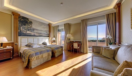 Family 3 DELUXE, with lake view or partial lake/pool view