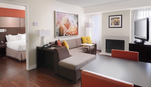 Suite, 2 Bedrooms, Fireplace (Mobility/Hearing Access, Roll-In Shwr)