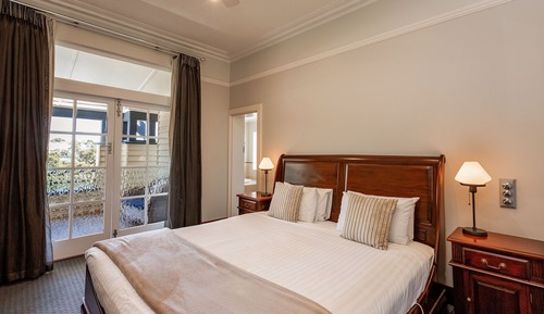 Luxury Spa Suite with Lounge Room