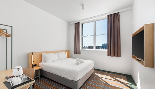 Queen Opera Harbour View Ensuite